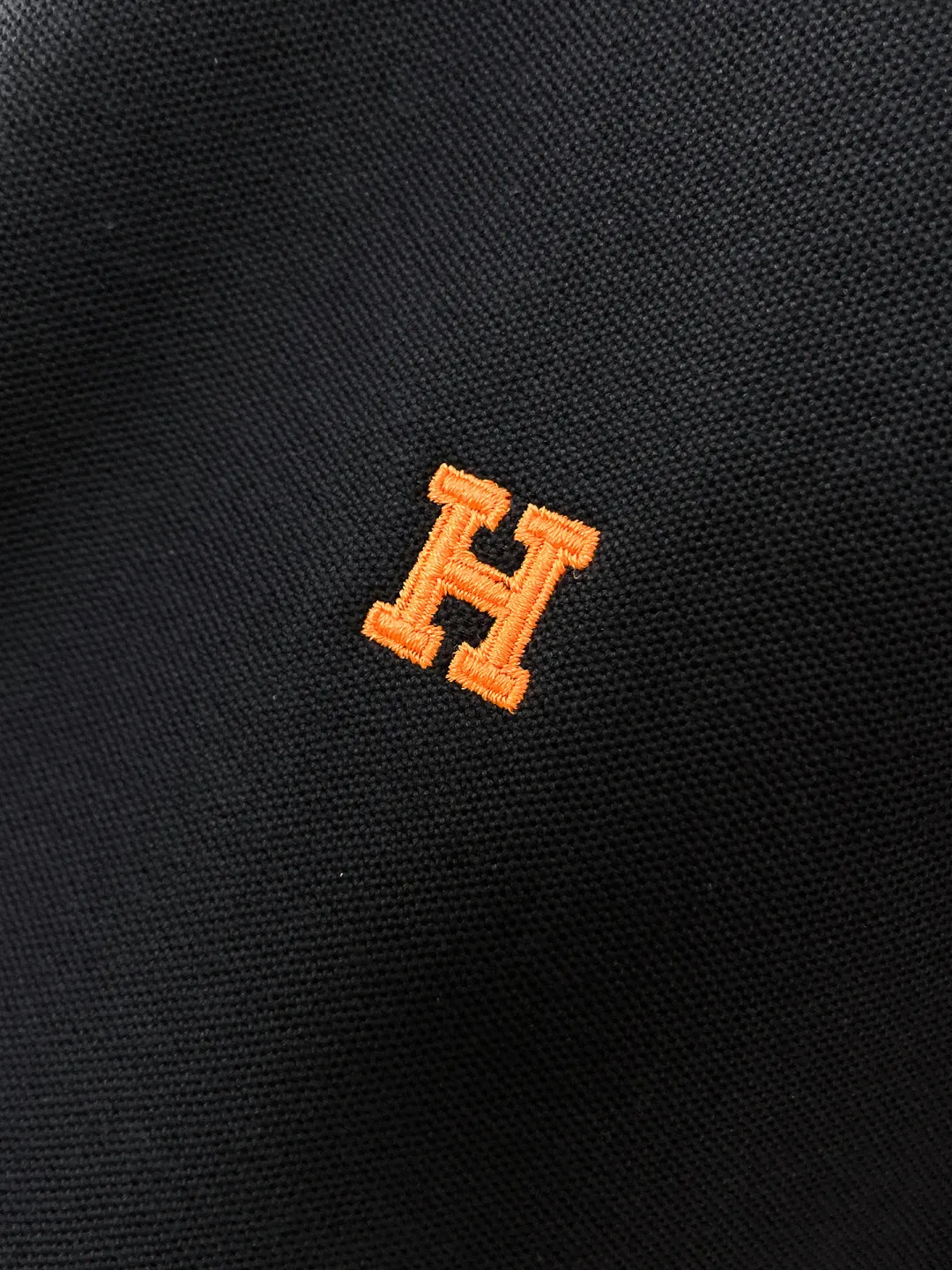 Hermès New Arrival long-sleeved Polo shirt, original fabric, official Same Style, made of 260g pure cotton pique fabric, custom-made in the same vat, feels very comfortable and smooth, very wide and stylish, produced by a first-line brand factory, imported Behringer embroidery machine, embroidery is full and textured, collar and collar ribs are woven with imported yarn, does not deform after long-term wear, the most New Arrival style in autumn and winter, fashionable and individual, super Versatile and good-looking Very suitable for both men and women. A must-have item for everyone. Size: M-XXXL